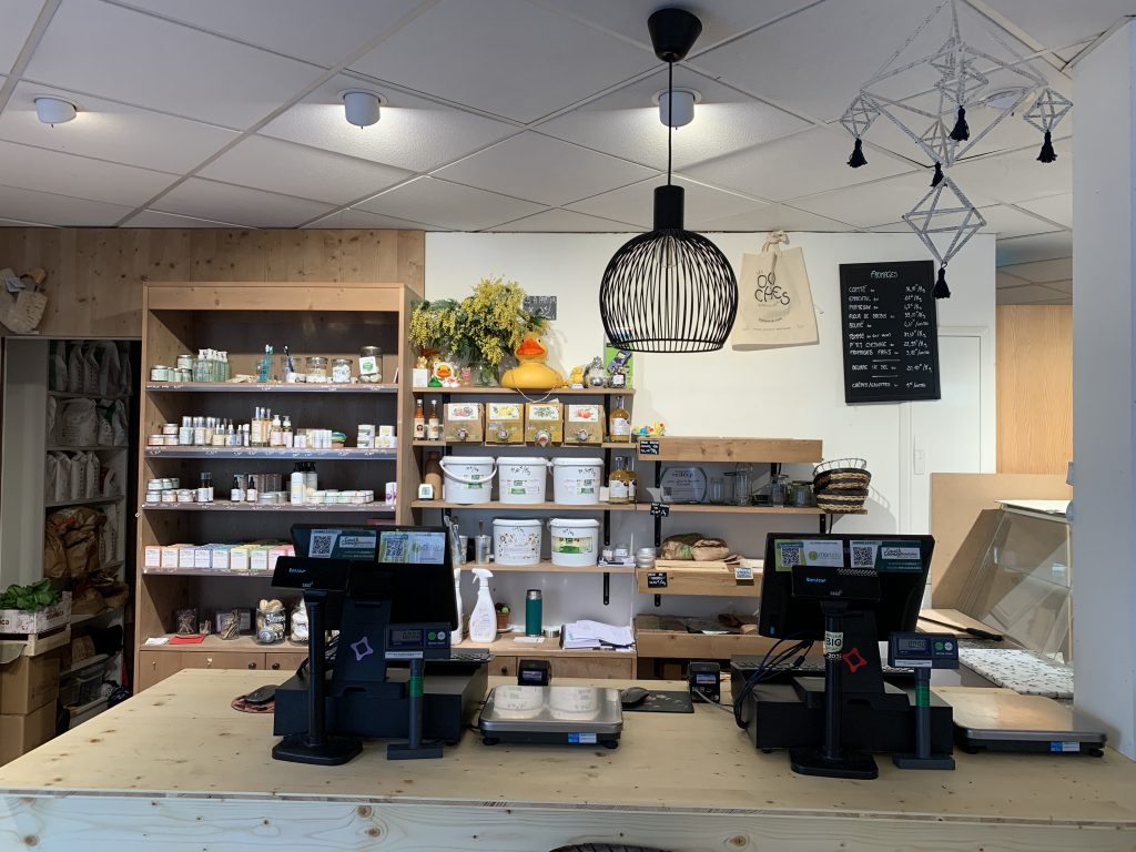 Intérieur de la boutique avec le comptoir de caisse